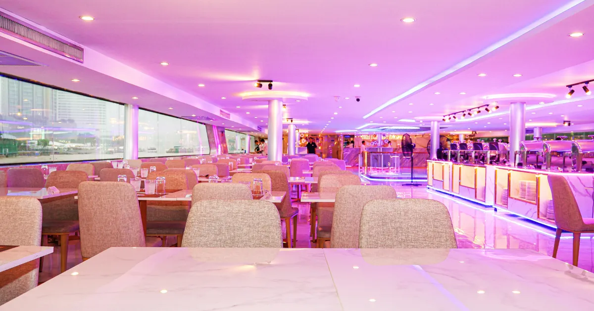 ที่นั่งบริเวณห้องแอร์ชั้นที่ 1 ของเรือเจ้าพระยาเดอะ ลักซ์ชัวรี่ ไวท์